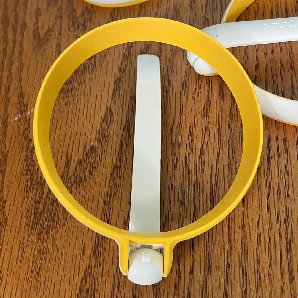 Williams-Sonoma Set of 4 Yellow & White Egg Rings- for breakfast sandwiches
